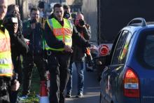 Des reporters autour des policiers allemands qui contrôlent les véhicules à la frontière entre Strasbourg et Kehl, le 16 mars 2020
