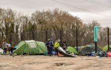 Des migrants après l'évacuation de leur camp aux alentours de Calais, le 9 mars 2018