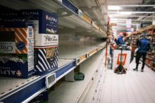 Des consommateurs ont dévalisé les rayons de supermarchés français de ne plus pouvoir se rendre dans les magasins