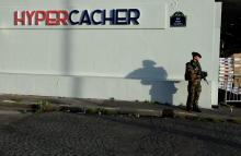 L'hypercacher à Paris le 22 décembre 2015 près d'un an après l'attentat dont le procès qui devait se tenir en juillet sera reporté en septembre et novembre 2020