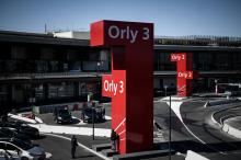 Des taxis attendent aux terminaux d'Orly 2 et 3 déserts, le 30 mars 2020 pendant le confinement instauré en France pour lutter contre l'épidémie du nouveau coronavirus