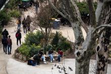 Des migrants dans un parc parisien, le 16 mars 2020