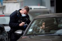 Des policiers contrôlent des automobilistes lors d’une opération antidrogue à la Cité des Oliviers, un quartier nord de Marseille, le 25 mars 2020