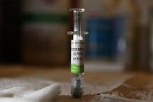 Un vaccin contre la grippe présenté dans une pharmacie américaine CVS le 4 octobre 2018 à Miami