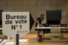 Un bureau de vote à Mulhouse, au 1er tour des municipales le 15 mars 2020.