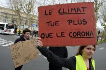 Des manifestants, parmi lesquels des "gilets jaunes", défilent pour le climat, le 14 mars 2020 à Bordeaux
