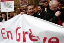 Les avocats protestent contre la réforme des retraites en suspendant leurs robes devant le Palais de justice de Bordeaux, le 17 janvier 2020