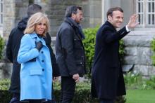 Brigitte et Emmanuel Macron arrivent au bureau de vote au Touquet lors du 1er tour des municipales, le 15 mars 2020.