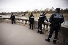 Des policiers municipaux inspectent les berges de la Seine, interdites au public dans le cadre des mesures de confinement, le 21 mars 2020 à Paris