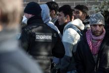 Des migrants regroupés lors de l'évactuation d'un campement insalubre à Aubervilliers le 24 mars 2020