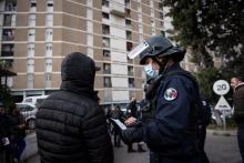 Des policiers lors d'une opération anti-drogue à la Cité des Oliviers à Marseille le 25 mars 2020
