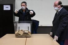 Des personnels portant des masques de protection et des gants dans un bureau de vote à Strasbourg, le 15 mars 2020