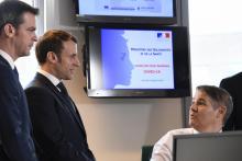 Emmanuel Macron et le ministre de la Santé, Olivier Véran (G), visitent mardi 3 mars 2019 le Centre operationnel de régulation et de réponse aux urgences sanitaires et sociales, à Paris