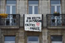 Une banderole au balcon d'un appartement de Bordeaux, le 16 mars 2020