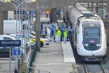 Un véhicule des pompiers transportant un patient atteint du Covid-19 et évacué de Mulhouse, quitte l'aéroport de Bordeaux, le 27 mars 2020
