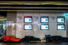 Des personnes sans-abri dorment dans le métro, à Paris, le 10 janvier 2020