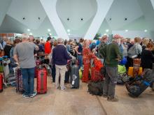 Des passengers attendent le départ de leurs vols au départ de Tanger, dans le nord du Maroc, le 14 mars 2020