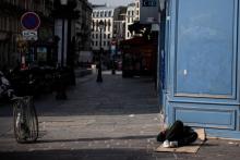 Une personne sans-abri dans une rue de Paris, le 17 mars 2020