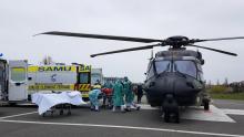 Un hélicoptère militaire arrive à l'aéroport de Grenoble avec à son bord deux patients atteints de Covid-19, transférés d'un hôpital de Besançon au CHU de Grenoble, le 29 mars 2020