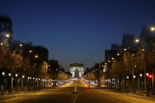 Les Champs-Elysées quasi déserts pendant le confinement