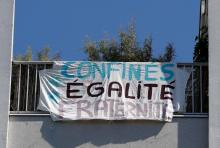 Une banderole "Confinés égalité fraternité" lors de la crise sanitaire du Covid-19