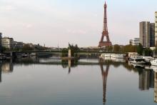 La Tour Eiffel se reflète dans la Seine, le 11 avril 2020 au 26e jour de confinement instauré en France pour lutter contre l'épidémie de coronavirus