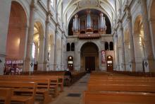 Une seule personne dans l'église Saint François-Xavier à Paris, le 4 avril 2020