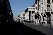 Vue d'une rue de Paris désertée le 1er avril 2020