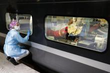 Des malades du covid-19 sont transférés en TGV gare d'Austerlitz à Paris le 1er avril 2020