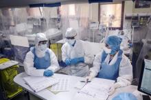 Des membres d'une équipe médicale dans l'unité de soins intensifs à l'hôpital franco-britannique de Levallois-Perret, dans la banlieue de Paris, le 9 avril 2020