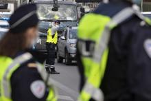 Des policiers contrôlent des automobilistes sur le périphérique parisien, pendant le week-end de Pâques, le 11 avril 2020 au 26e jour du confinement en France pour lutter contre l'épidémie de coronavi