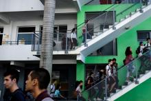 Les élèves sont de retour au lycée Lapérouse de Nouméa le 22 avril 2020, où les règles de distanciation sont difficiles à appliquer dans les couloirs et escaliers