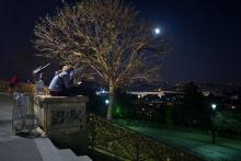Une personne assise sur un muret près du Sacré Coeur, à Paris dans la nuit du 9 au 10 avril 2020