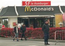Des policiers devant un McDonald's où une explosion a provoqué la mort d'une employée, le 19 avril 2000 à Quévert, dans les Côtes d'Armor