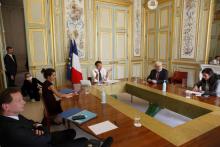 Le président Emmanuel Macron tient une réunion à l'Elysée le 16 avril 2020, en video conférence avec le comité Care réunissant médecins et chercheurs dans la lutte contre le coronavirus
