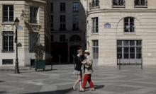 Un couple esquisse quelques pas de danse sur une place déserte, à cause du confinement, à Paris, le 8 avril 2020