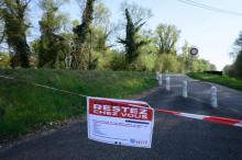 Ecriteau en travers d'une petite route près de la frontière franco-allemande à Setz, dans l'est de la France, le 8 avril 2020