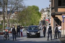 Des policiers contrôlent des piétons et un automobiliste dans une rue de Strasbourg, le 9 avril 2020 pendant le confinement instauré en France pour lutter contre le coronavirus