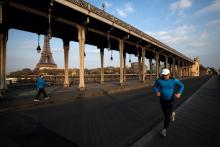 Des joggers sur le pont de Bir-Hakeim, dans l'ouest de Paris, le 27 mars 2020