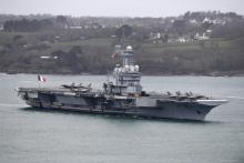 Le porte-avions nucléaire français Charles de Gaulle, à son arrivée dans le port de Brest, le 13 mars 2020