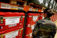 Une membre de l’Etablissement de ravitaillement sanitaire des armées (Ersa) contrôle les stocks de matériel sanitaire, le 14 avril 2020 près de Reims