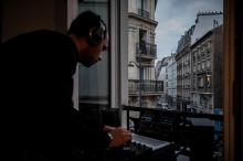 Le DJ français Knightood aux platines pour ses voisins confinés et en hommage aux soignants, le 3 avril 2020 à Paris
