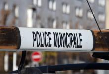 Un trentenaire est mort mercredi soir au commissariat de Béziers (Hérault) après une interpellation "difficile" par la police municipale dans le cadre d'un contrôle des mesures de confinement