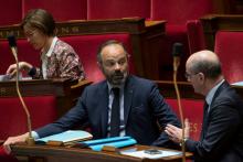 Le Premier ministre Edouard Philippe (c) à l'Assemblée nationale aux côtés du ministre de l'Education Jean-Michel Blanquer (d) lors d'une séance de questions le 21 avril 2020 à Paris