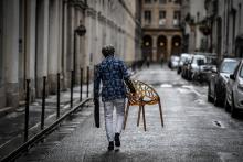 Un homme dans une rue à Paris le 27 avril 2020