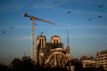 Une grue au-dessus du chantier de reconstruction de Notre-Dame de Paris, le 6 janvier 2020