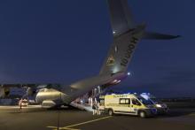 Des soignants à l'arrivée à l'aéroport d'Aulnat, d'un avion militaire A400M de l'armée de l'air française dans le cadre d'une évacuation de patients infectés par le coronavirus, le 3 avril 2020