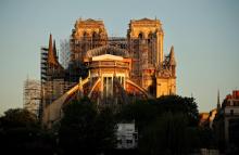Notre-Dame de Paris au soleil levant, le 14 avril 2020, à la veille du premier anniversaire de l'incendie qui a détruit une partie du monument en 2019.