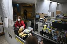 Une caissière à son poste de travail dans un supermarché à Strasbourg, le 19 mars 2020
