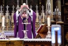 Le curé d'Illiers-Combray (Eure-et-Loire), Olivier Monnier, célèbre la messe seul devant des fidèles connectés, le 3 avril 2020